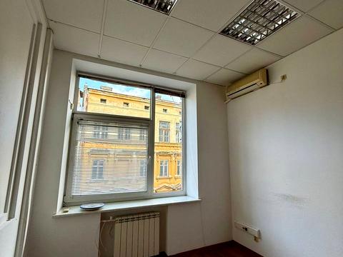 комерційна за адресою Пекарська вул., 7