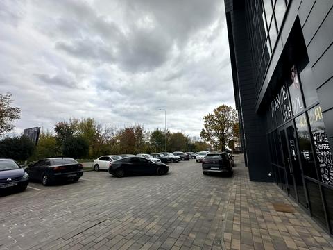 коммерческая по адресу Машинобудівників ул., 16