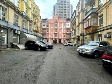 комерційна за адресою Жилянська вул., 7