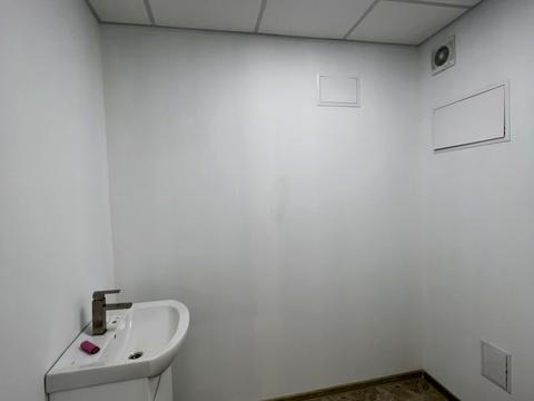 комерційна за адресою Володимира Івасюка вул., 7