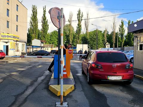 паркомісце за адресою Василя Касіяна вул., 1