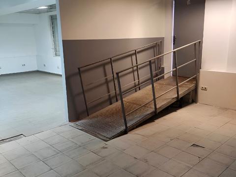 комерційна за адресою Миру просп., 18