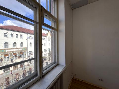 комерційна за адресою Дмитра Яворницького просп. (Карла Маркса), 65