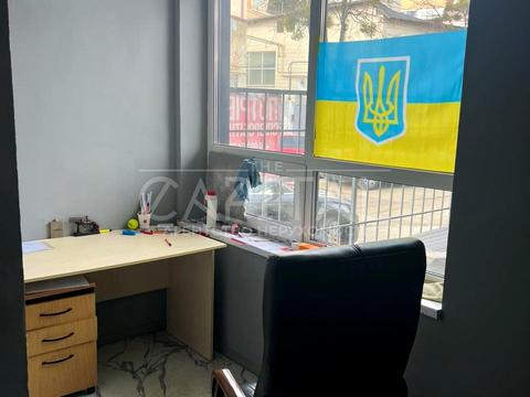комерційна за адресою Польова вул., 85