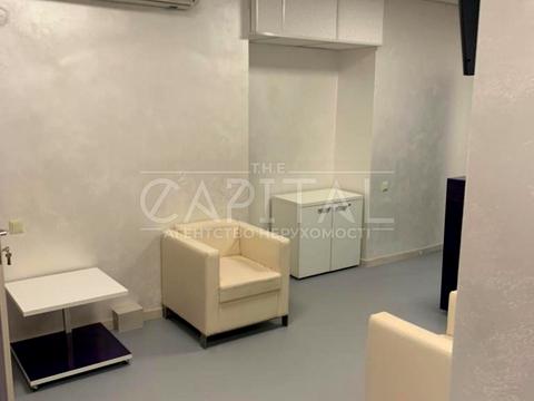 комерційна за адресою Андрія Головка вул., 7Б