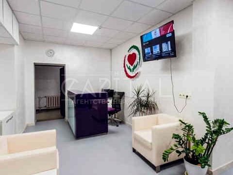 комерційна за адресою Андрія Головка вул., 7Б