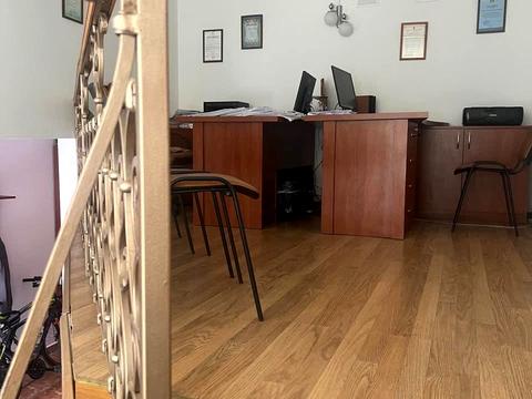 комерційна за адресою Добролюбова вул., 6