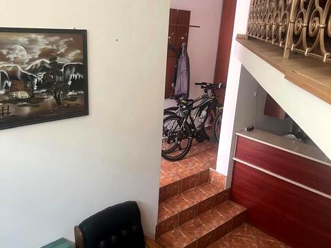 комерційна за адресою Добролюбова вул., 6