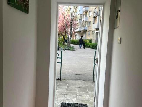 комерційна за адресою Добролюбова вул., 6