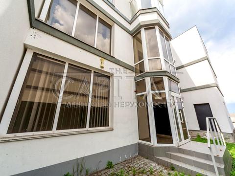 комерційна за адресою Київська вул., 1/8