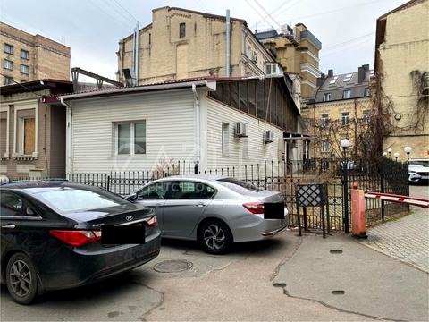 комерційна за адресою Саксаганського вул., 38-А