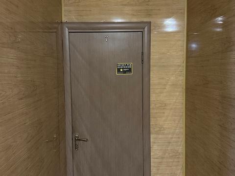 комерційна за адресою Раїси Окіпної вул., 10-А