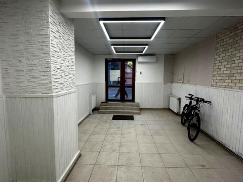 комерційна за адресою Чорновола вул., 4