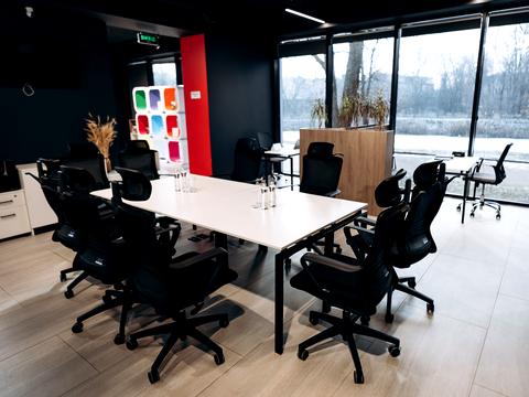 комерційна за адресою Петра Калнишевського вул. (Харитонова), 1а