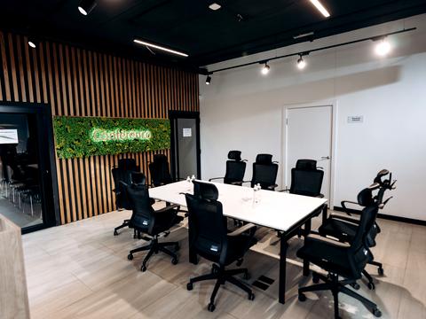 комерційна за адресою Петра Калнишевського вул. (Харитонова), 1а