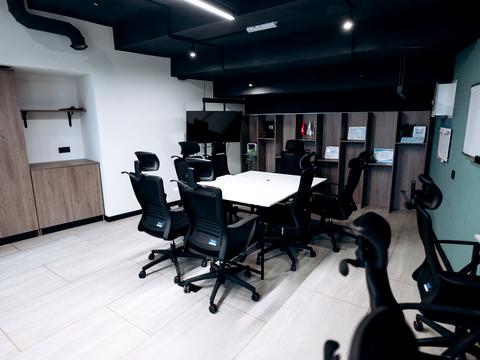 комерційна за адресою Петра Калнишевського вул. (Харитонова), 1а