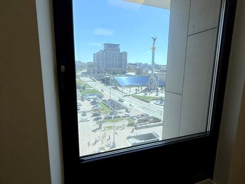 комерційна за адресою майдан Незалежності пл., 2