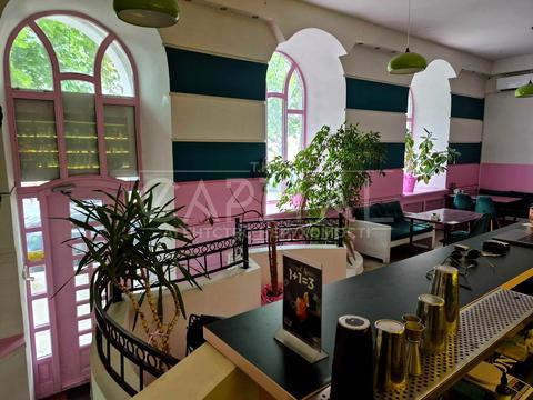 комерційна за адресою Інститутська вул., 11