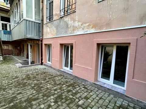 комерційна за адресою Звенигородська пл., 3