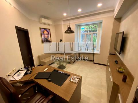 комерційна за адресою Предславинська вул., 30