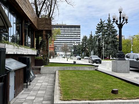 комерційна за адресою Яворницького вул., 6