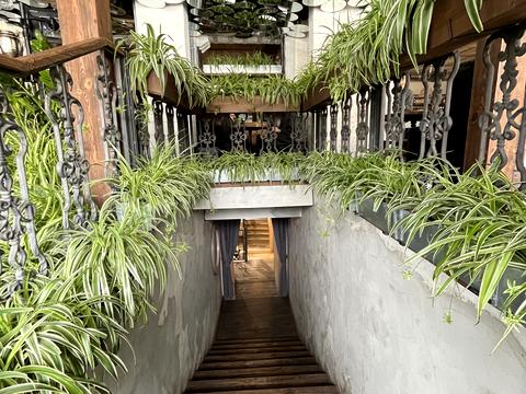 комерційна за адресою Яворницького вул., 6