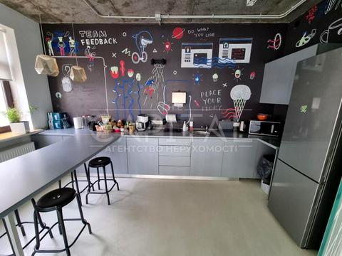 комерційна за адресою Воздвиженська вул., 31