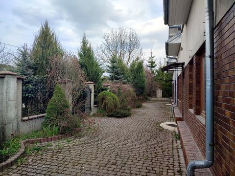 коммерческая по адресу Коновальця, 2А