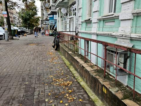 комерційна за адресою Саксаганського вул., 133а