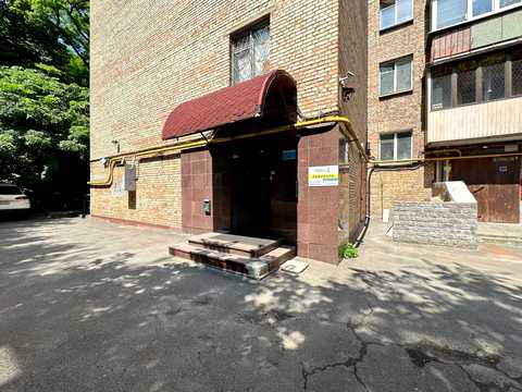 комерційна за адресою Кловський узвіз, 18