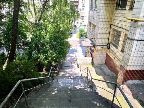 комерційна за адресою Кловський узвіз, 18