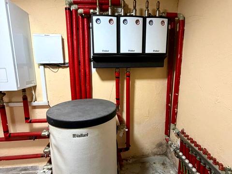 комерційна за адресою Володимира Івасюка вул., 76а