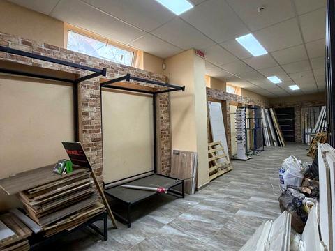 комерційна за адресою Володимира Івасюка вул., 76а