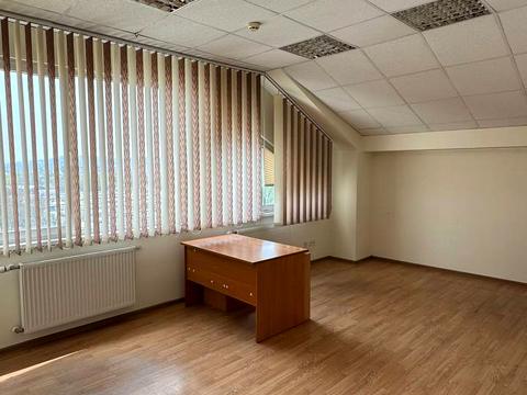 комерційна за адресою Богдана Хмельницького  вул., 214