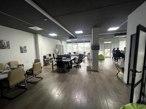 комерційна за адресою Кам'янецька вул., 33