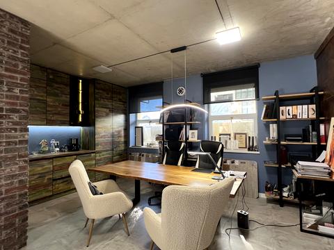 комерційна за адресою Центральна вул., 11г