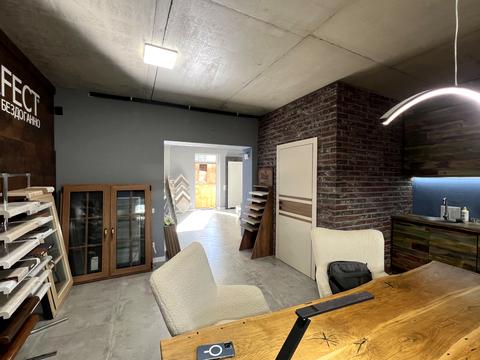 комерційна за адресою Центральна вул., 11г