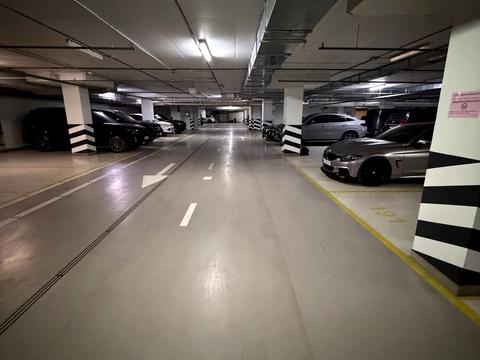 паркомісце за адресою Андрія Верхогляда вул. (Михайла Драгомирова), 11-Б