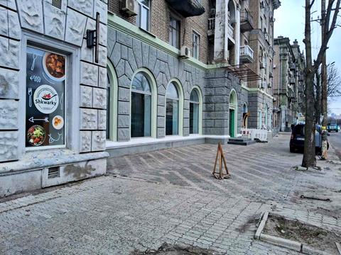 комерційна за адресою Дмитра Яворницького просп. (Карла Маркса), 82