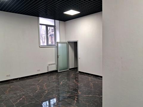 комерційна за адресою Дмитра Яворницького просп. (Карла Маркса), 82