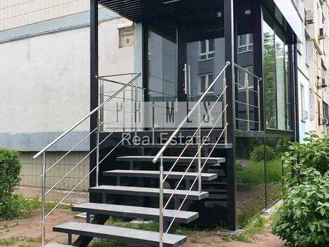 комерційна за адресою Драгоманова вул., 8