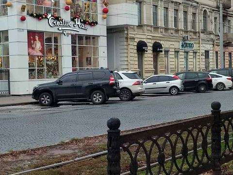 комерційна за адресою Дмитра Яворницького просп. (Карла Маркса), 105