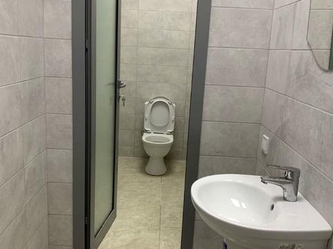 комерційна за адресою Дмитра Яворницького просп. (Карла Маркса), 105