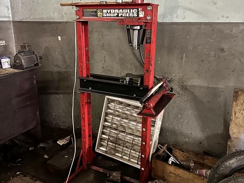 комерційна за адресою Чорновола вул., 115