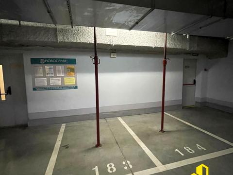 паркомісце за адресою Андрія Верхогляда вул. (Михайла Драгомирова), 16