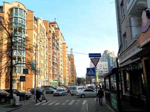 паркомісце за адресою Панаса Мирного вул., 12