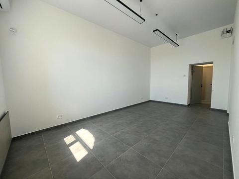 комерційна за адресою Олександра Поля вул. (Жовтнева), 18