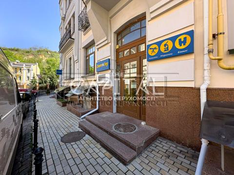 комерційна за адресою Воздвиженська вул., 48