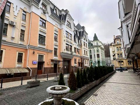 комерційна за адресою Воздвиженська вул., 14