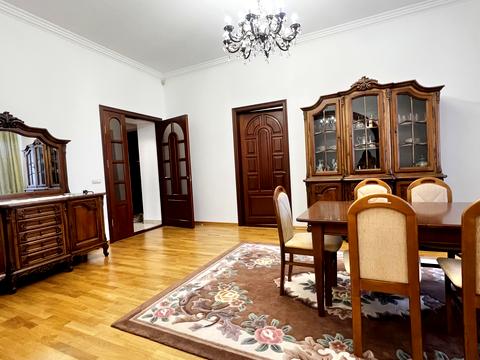 квартира за адресою Євгена Коновальця вул. (), 17
